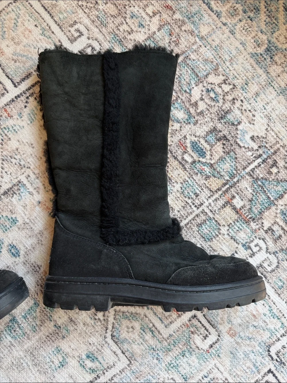UGG euc black